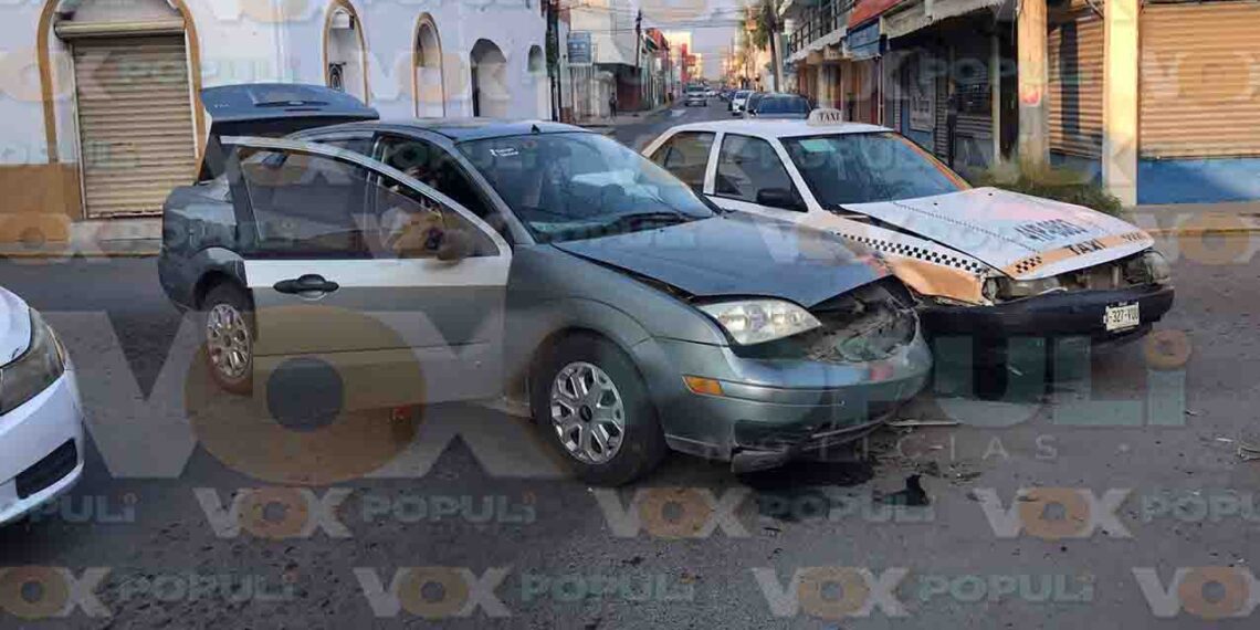 Conductora ignora señal de alto y choca contra taxi en pleno centro de Ciudad Victoria, Tamaulipas