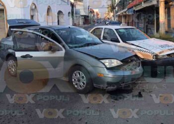 Conductora ignora señal de alto y choca contra taxi en pleno centro de Ciudad Victoria, Tamaulipas