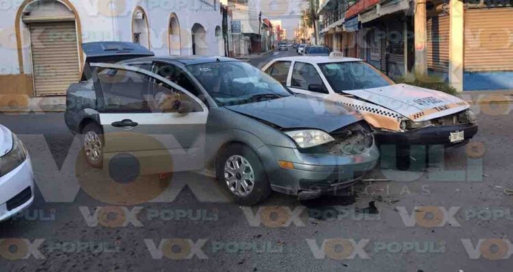 Conductora ignora señal de alto y choca contra taxi en pleno centro de Ciudad Victoria, Tamaulipas