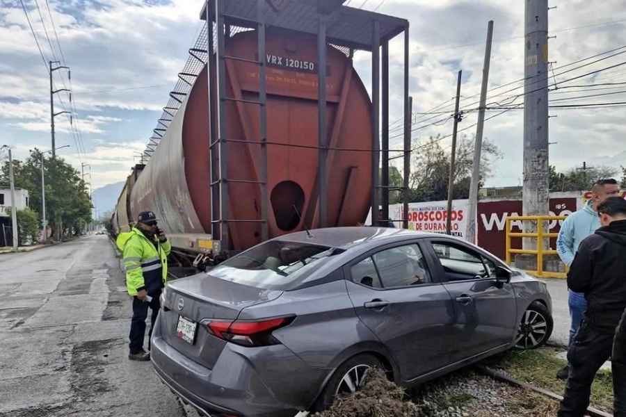 Conductora queda ilesa tras ser embestida por el tren en Monterrey, NL