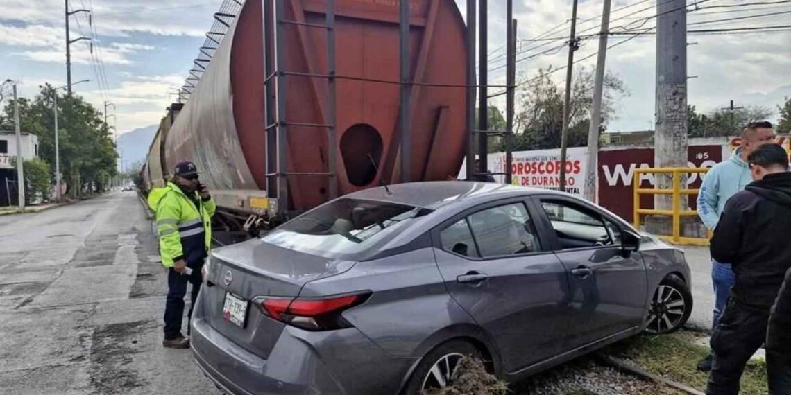 Conductora queda ilesa tras ser embestida por el tren en Monterrey, NL