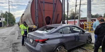 Conductora queda ilesa tras ser embestida por el tren en Monterrey, NL