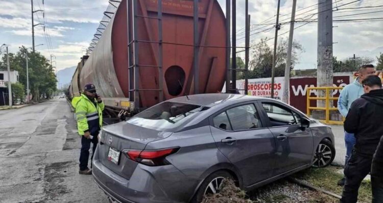 Conductora queda ilesa tras ser embestida por el tren en Monterrey, NL