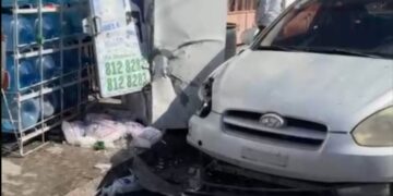 Conductora se queda dormida y choca contra tienda en Matamoros, Tamaulipas