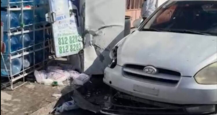 Conductora se queda dormida y choca contra tienda en Matamoros, Tamaulipas