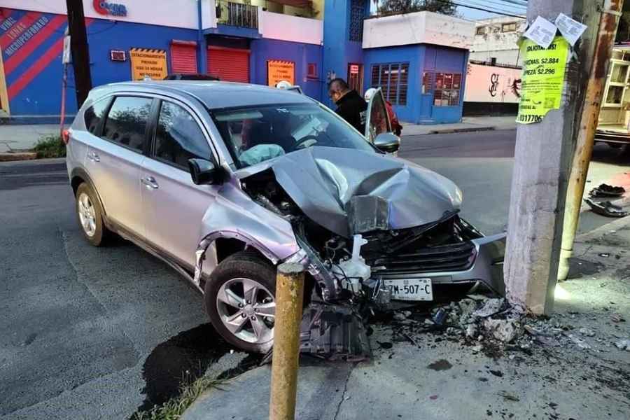 Conductora se queda sin frenos y choca contra poste en la Colonia Independencia en Monterrey, NL; hay 3 mujeres lesionadas