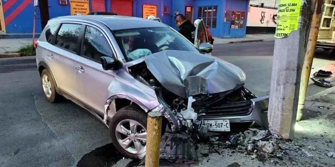 Conductora se queda sin frenos y choca contra poste en la Colonia Independencia en Monterrey, NL; hay 3 mujeres lesionadas