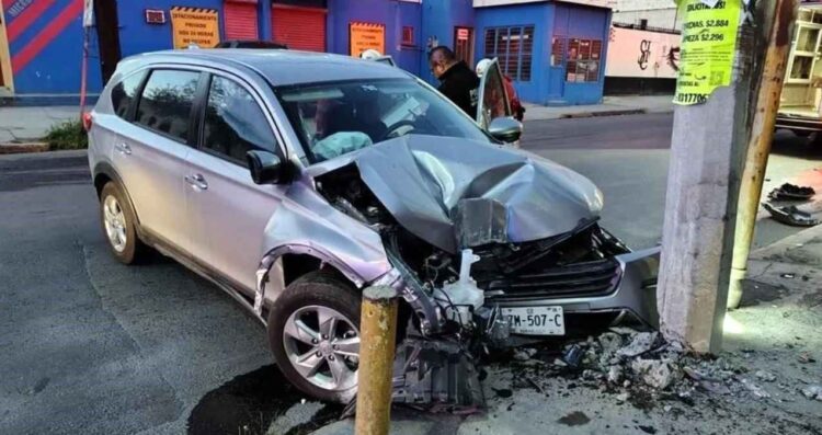 Conductora se queda sin frenos y choca contra poste en la Colonia Independencia en Monterrey, NL; hay 3 mujeres lesionadas