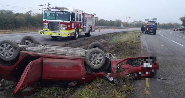 Doble volcadura en Linares