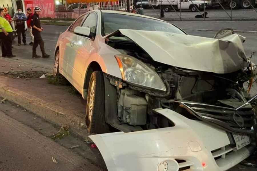 Dormitada al volante provoca choque contra columna del Metro en Monterrey, Nuevo León