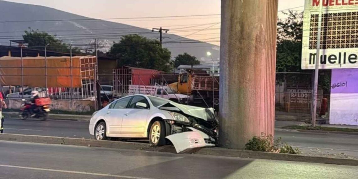 Dormitada al volante provoca choque contra columna del Metro en Monterrey, Nuevo León