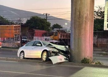 Dormitada al volante provoca choque contra columna del Metro en Monterrey, Nuevo León