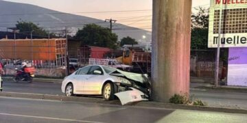 Dormitada al volante provoca choque contra columna del Metro en Monterrey, Nuevo León