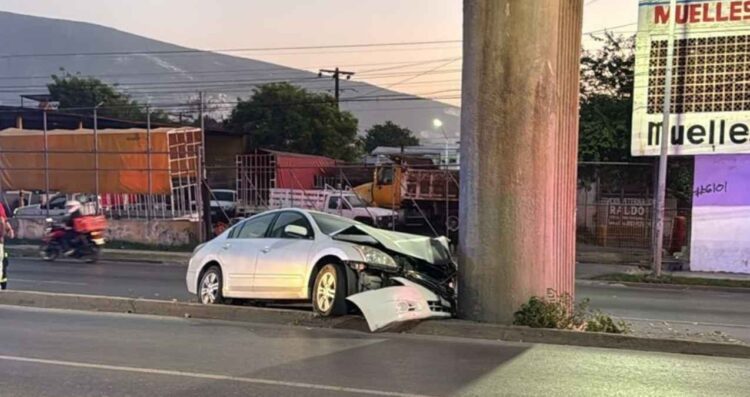 Dormitada al volante provoca choque contra columna del Metro en Monterrey, Nuevo León