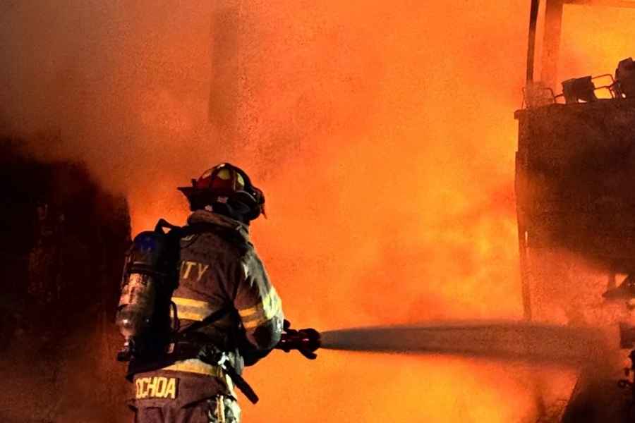 Dos autobuses se incendian y provocan daños en vehículos y cableado de Monterrey, Nuevo León