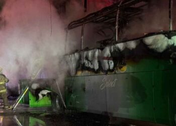 Dos autobuses se incendian y provocan daños en vehículos y cableado de Monterrey, Nuevo León