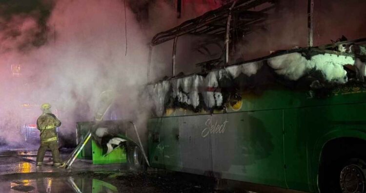 Dos autobuses se incendian y provocan daños en vehículos y cableado de Monterrey, Nuevo León
