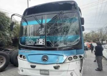 Dos rutas del transporte público chocan y dejan pasajeros lesionados en Monterrey, Nuevo León