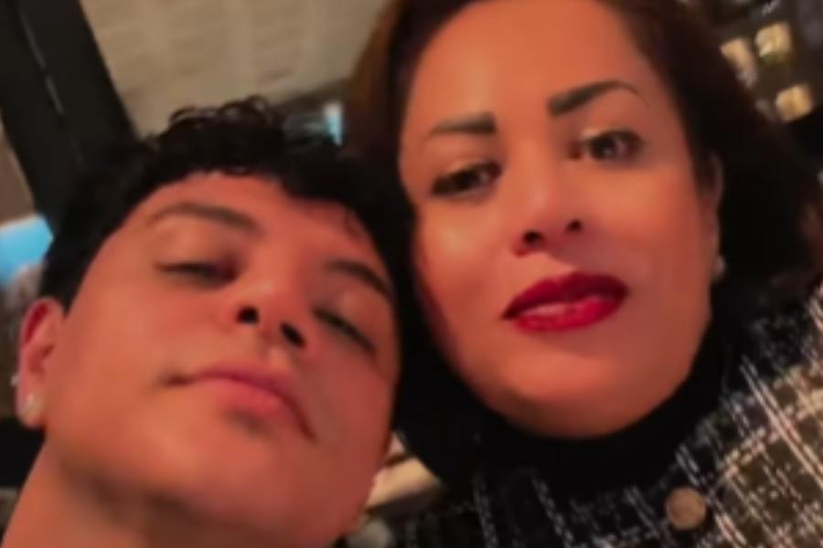 Eduin Caz sorprende a su mamá con serenata y rosas para celebrar su cumpleaños