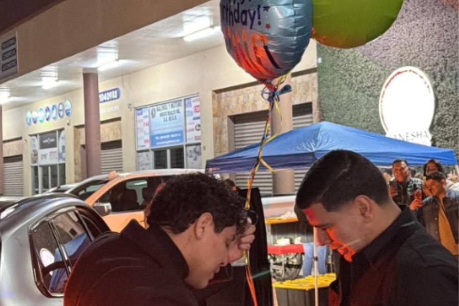 Eduin Caz sorprende a su primo con lujoso regalo de cumpleaños