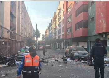 Explosión por gas en edificio en Paseos de Taxqueña de Coyoacán deja dos heridos y daños