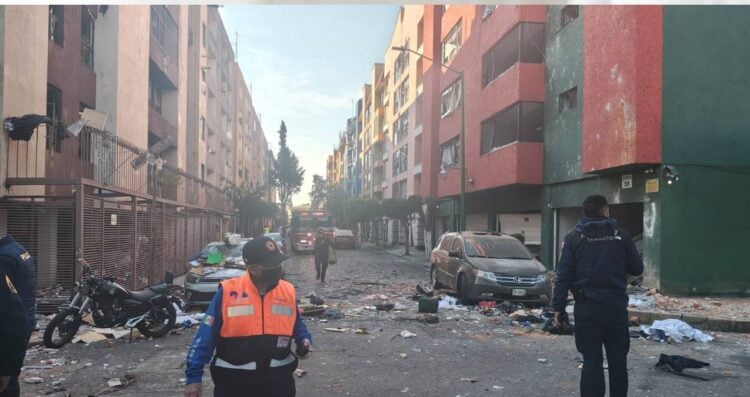 Explosión por gas en edificio en Paseos de Taxqueña de Coyoacán deja dos heridos y daños