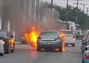 vehículo consumido fuego Nuevo Laredo