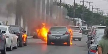 vehículo consumido fuego Nuevo Laredo