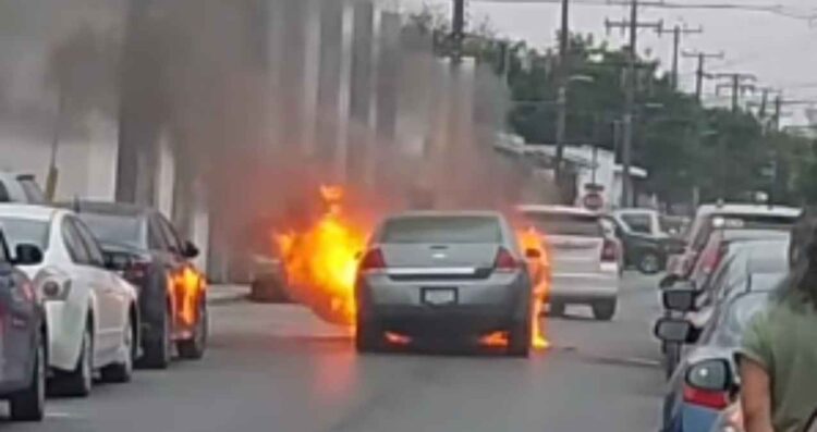 vehículo consumido fuego Nuevo Laredo