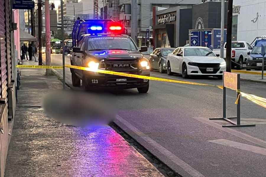 Fallece hombre en plena vía pública presuntamente por las bajas temperaturas en Monterrey