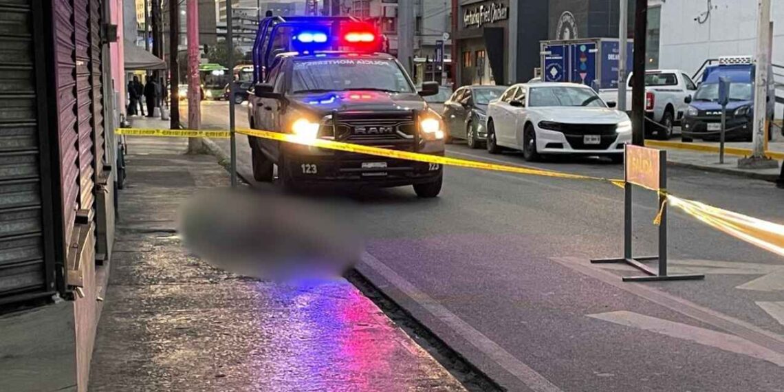 Fallece hombre en plena vía pública presuntamente por las bajas temperaturas en Monterrey