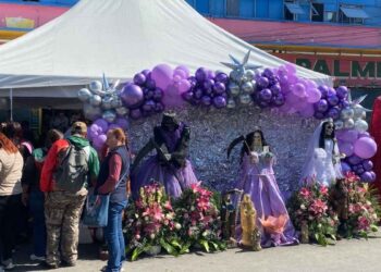 Fieles se reúnen en el Mercado Argüelles por festejo de la Santa Muerte en Ciudad Victoria, Tamaulipas