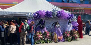 Fieles se reúnen en el Mercado Argüelles por festejo de la Santa Muerte en Ciudad Victoria, Tamaulipas