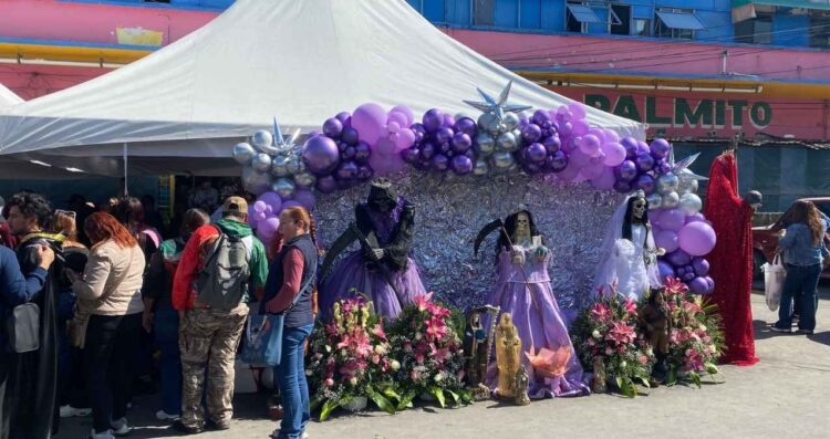 Fieles se reúnen en el Mercado Argüelles por festejo de la Santa Muerte en Ciudad Victoria, Tamaulipas