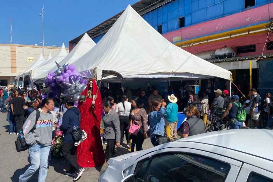 Fieles se congregan en el Mercado Argüelles por festejo de la Santa Muerte en Ciudad Victoria, Tamaulipas