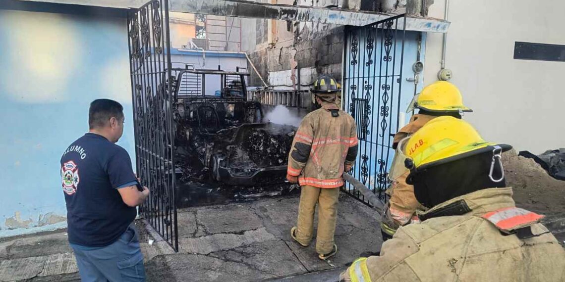 _Fuego en camioneta en colonia Heriberto Kehoe