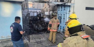 _Fuego en camioneta en colonia Heriberto Kehoe