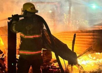 Fuego se propaga rápidamente y arrasa con bodega en Linares, Nuevo León