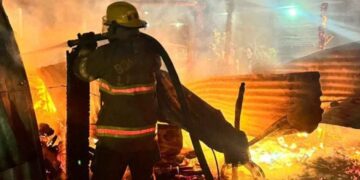 Fuego se propaga rápidamente y arrasa con bodega en Linares, Nuevo León