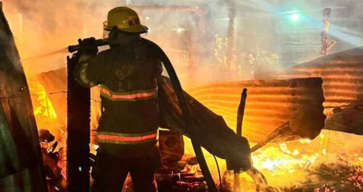 Fuego se propaga rápidamente y arrasa con bodega en Linares, Nuevo León
