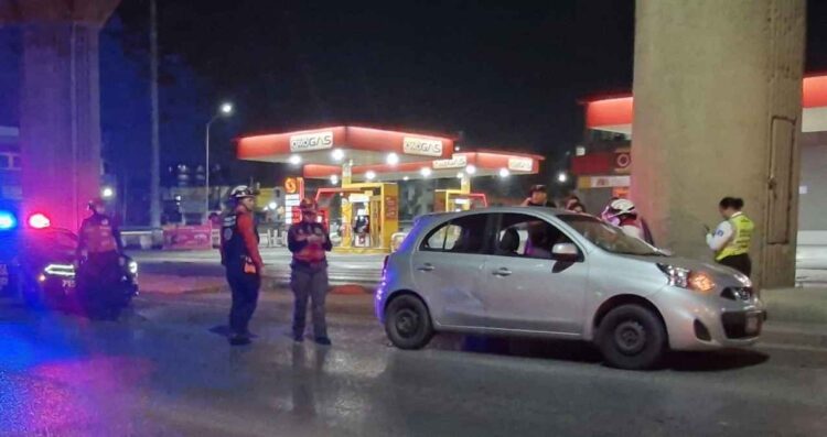 Fuerte choque deja a una conductora lesionada en Monterrey, Nuevo León