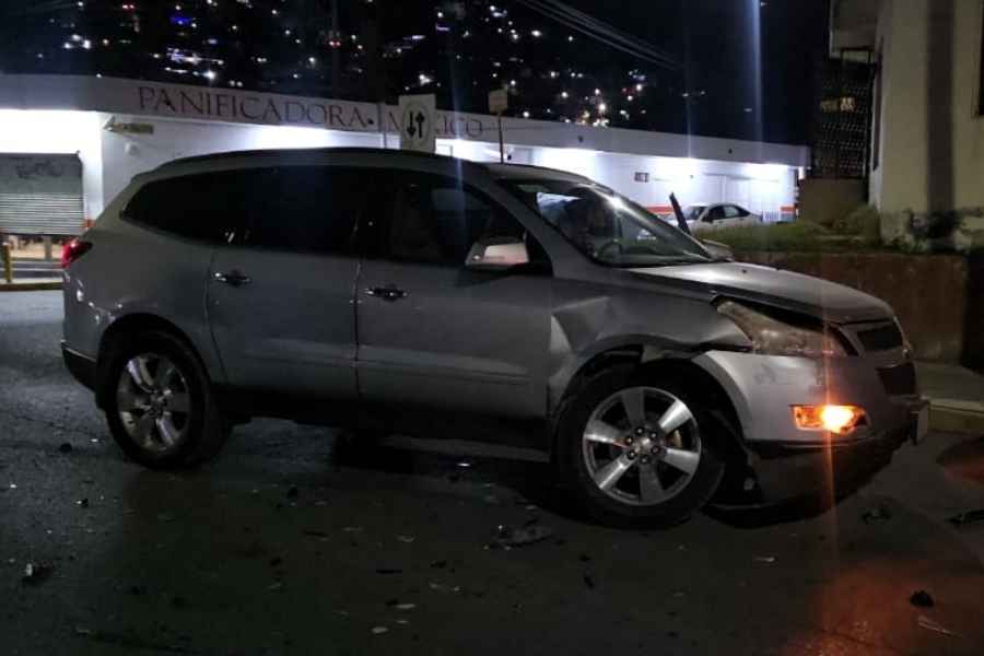Fuerte choque deja una mujer lesionada al sur de Monterrey, Nuevo León