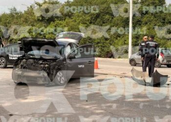 Fuerte choque entre automóvil y unidad de transporte deja daños materiales en Tampico, Tamaulipas
