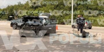 Fuerte choque entre automóvil y unidad de transporte deja daños materiales en Tampico, Tamaulipas