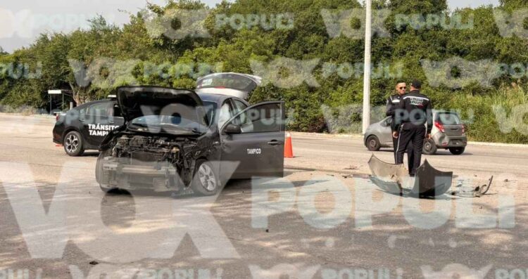 Fuerte choque entre automóvil y unidad de transporte deja daños materiales en Tampico, Tamaulipas