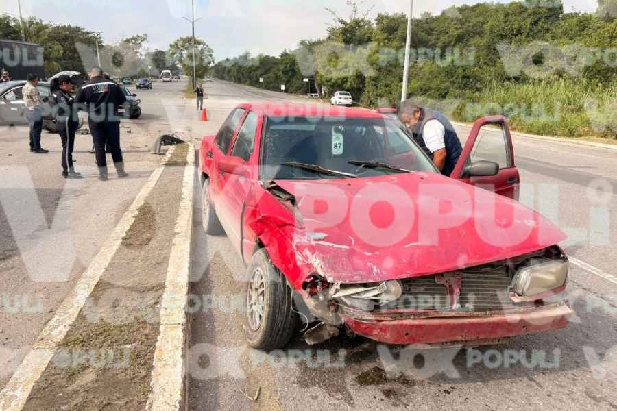 Fuerte choque entre automóvil y unidad del transporte deja daños materiales en Tampico, Tamaulipas