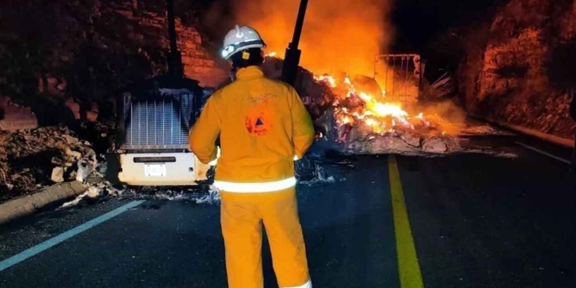 Fuerte choque frontal e incendio entre tráileres deja al menos un lesionado en carretera Monterrey-Nuevo Laredo