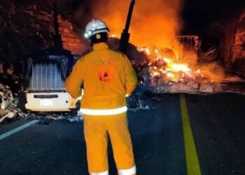 Fuerte choque frontal e incendio entre tráileres deja al menos un lesionado en carretera Monterrey-Nuevo Laredo