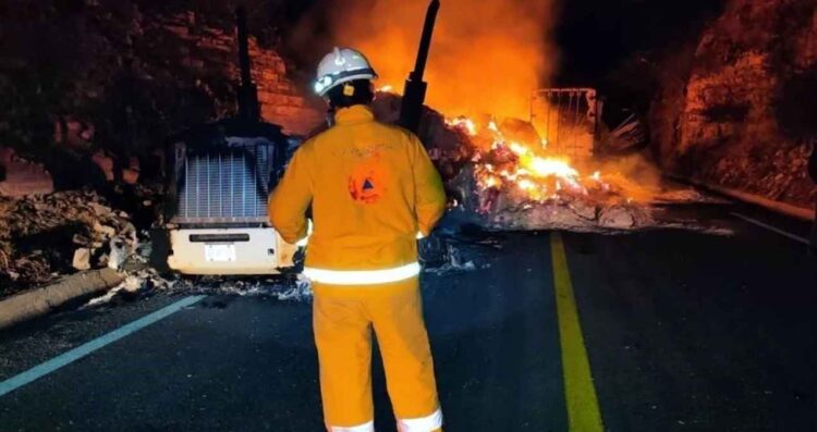 Fuerte choque frontal e incendio entre tráileres deja al menos un lesionado en carretera Monterrey-Nuevo Laredo