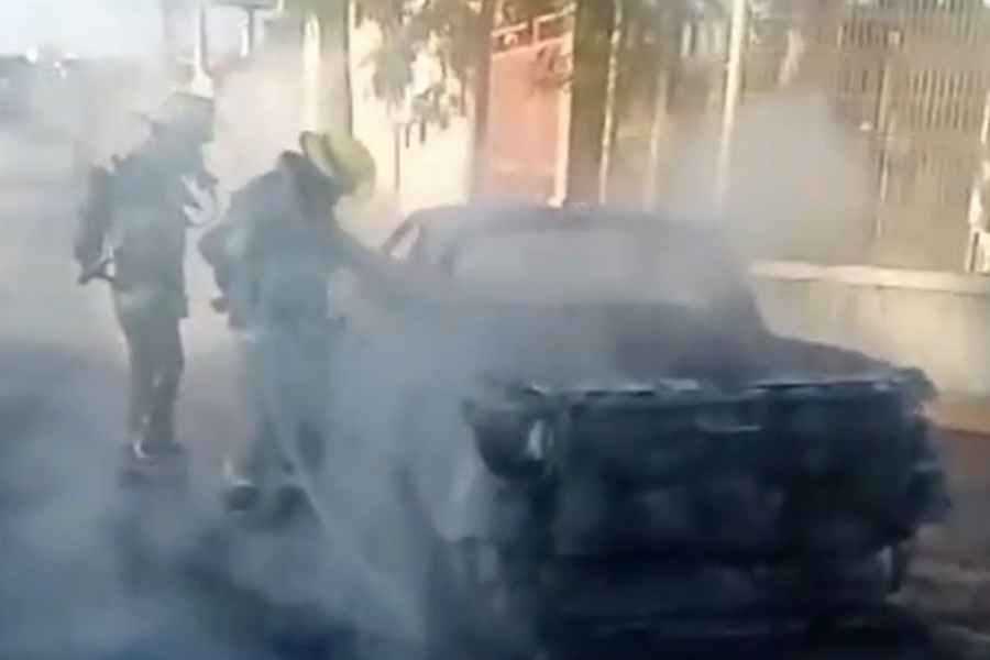 Fuerte incendio consume camioneta en avenida Gonzalitos de Monterrey, Nuevo León